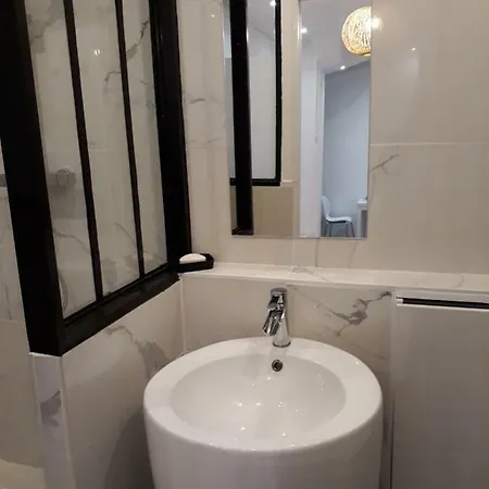 Appartement Studio Sur La Butte Montmartre